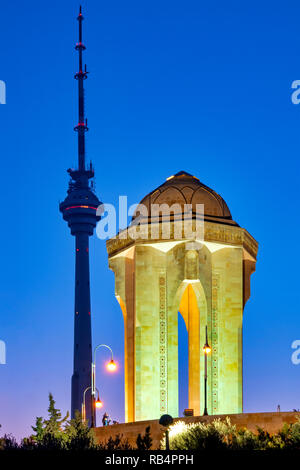 Baku TV Tower und Ewige Flamme Denkmal in der Märtyrer" Lane, Baku, Aserbaidschan Stockfoto