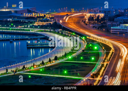 Boulevard in der Nacht, Baku, Aserbaidschan Stockfoto