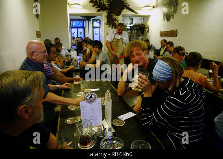 Ein Juli 25, 2007, Abend im legendären Prager Pub U Cerneho vola (die Schwarzen Ochsen pub) bei Loreta Square in Hradcany, das Burgviertel von Pra Stockfoto