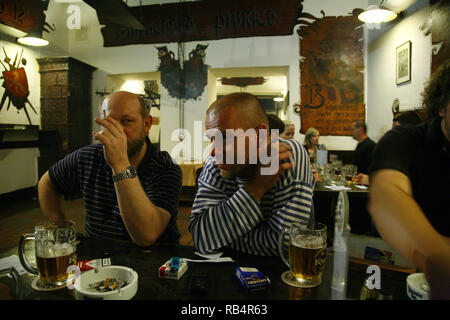 Ein Juli 25, 2007, Abend im legendären Prager Pub U Cerneho vola (die Schwarzen Ochsen pub) bei Loreta Square in Hradcany, das Burgviertel von Pra Stockfoto