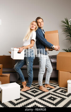 Foto von glücklichen Paare ansehen unter Kartons Stockfoto