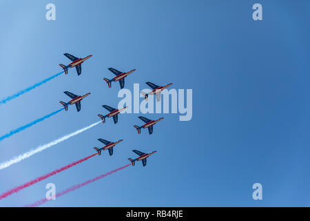 Patrouille de France (Französisch Kunstflugstaffel Patrouille) mit Blau weißen und roten Rauch Stockfoto