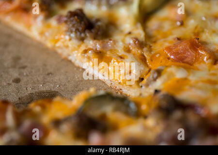 Makrofotografie von frische Pizza im Karton. Stockfoto