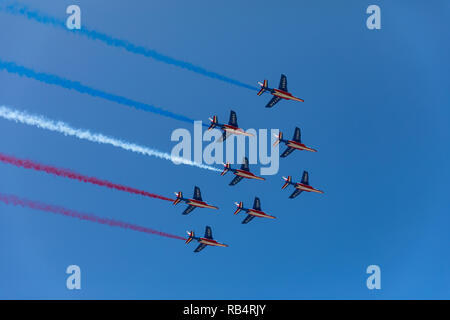 Patrouille de France (Französisch Kunstflugstaffel Patrouille) mit Blau weißen und roten Rauch Stockfoto