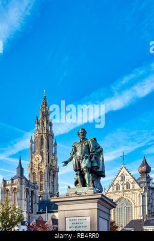 Statue von Rubens in Groenplaats und der Glockenturm der Kathedrale Unserer Lieben Frau, Antwerpen, Belgien Stockfoto