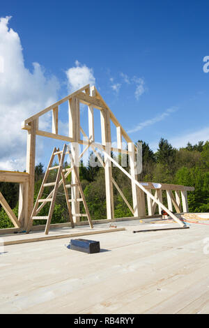 Rahmen aus Holz- Haus im Bau, Wände errichtet werden. Bau, Baustelle, Zimmerei, chemische Bau- Konzept. Stockfoto