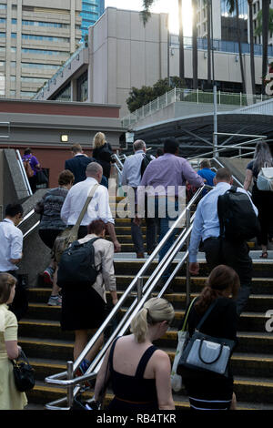 Abend Pendler Annäherung an den Hauptbahnhof, Brisbane, Queensland, Australien Stockfoto
