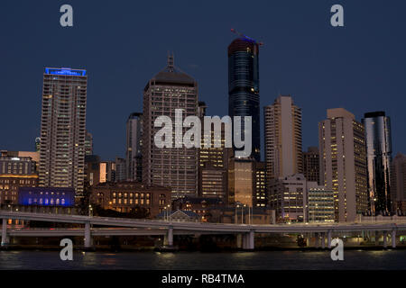 Brisbane City Center über den Brisbane River bei Nacht, Queensland, Australien Stockfoto