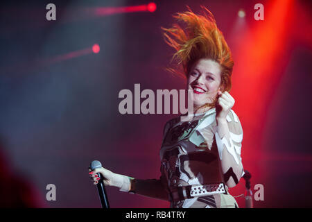 Die schwedischen Electro House und Synthie-Pop-Duo Icona Pop führt ein Live Konzert bei den Danish Music festival Roskilde Festival 2014. Das Duo besteht aus den Mitgliedern Caroline Hjelt (dargestellt) und Aino Jawo. Dänemark, 05/07 2014. Mit Ausnahme von Dänemark. Stockfoto