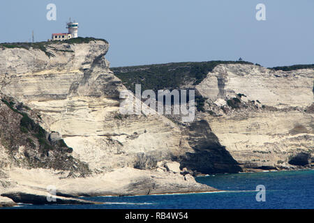 Bonifacio ist eine Stadt an der südlichen Spitze der französischen Insel Korsika. Es ist für seinen lebhaften Hafen und mittelalterlichen clifftop Zitadelle bekannt. Aus dem 13. Jahrhundert Bastion de l'Etendard beherbergt ein kleines Museum mit Exponaten zur Geschichte der Stadt. L'Escalier du Roi d'Aragon ist 187 antiken Stufen in den Fels gehauen. Im Südosten, die unbewohnten Inseln Lavezzi, einem Naturschutzgebiet, Granitfelsen und Sandstränden. Stockfoto