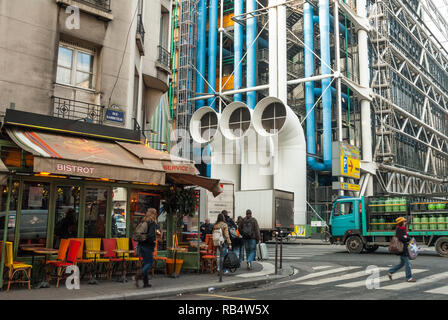 Paris Street Scene, Winter, im Gegensatz zu den alten Stil Pariser Architektur eines kleinen Cafe neben der radikalen Architektur des Centre Pompidou. Stockfoto