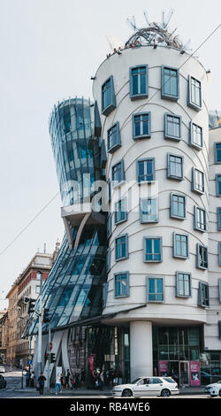 Prag, Tschechische Republik - 23 August, 2018: Die nationale-nederlanden Gebäude, die die Tanzenden Haus bekannt, in Prag. Es wurde von Vlado Milu konzipiert Stockfoto