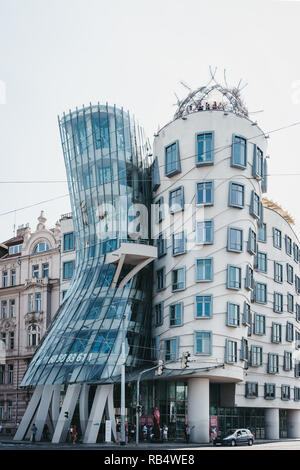 Prag, Tschechische Republik - 23 August, 2018: Die nationale-nederlanden Gebäude, die die Tanzenden Haus bekannt, in Prag. Es wurde von Vlado Milu konzipiert Stockfoto