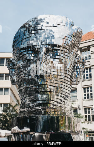 Prag, Tschechische Republik - 23 August 2018: Drehbarer Kopf von Franz Kafka, eine Skulptur von David Cerny in Prag. Die kinetische Skulptur ist 11 Met Stockfoto