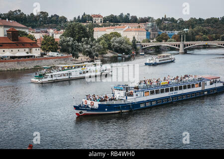 Prag, Tschechische Republik - 26. August 2018: Tour Boote an der Moldau in Prag. Die Moldau ist der längste Fluss innerhalb der Tschechischen Republik. Stockfoto
