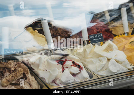 In der Nähe der bunten frischen gelato Speiseeis auf Verkauf. Stockfoto