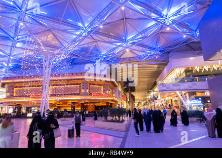 Innenraum der Avenues Shopping Mall in Kuwait City, Kuwait Stockfoto