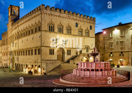 Palazzo dei Priori und der Fontana Maggiore im Vordergrund, Perugia Italien Stockfoto