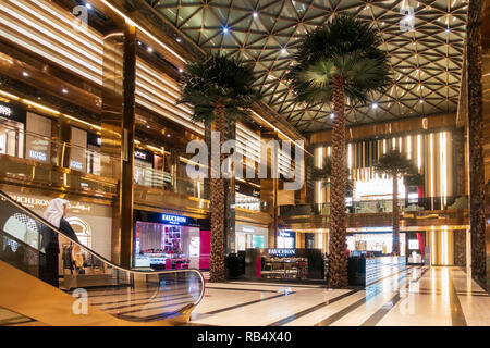 Innenraum der neuen Prestige luxury Arcade mit exklusiven Boutiquen in den Avenues Shopping Mall in Kuwait City, Kuwait Stockfoto