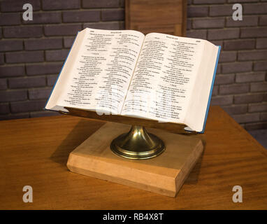 Eine offene englische Bibel auf einem Lesepult in der Kirche Stockfoto