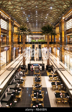 Innenraum der neuen Prestige luxury Arcade mit exklusiven Boutiquen in den Avenues Shopping Mall in Kuwait City, Kuwait Stockfoto