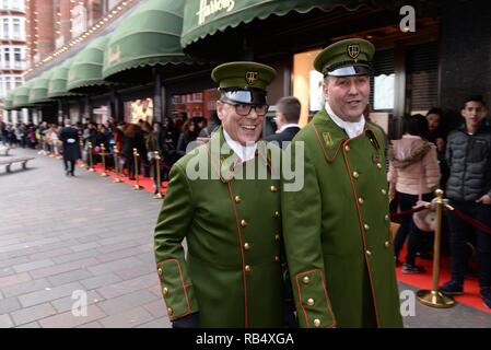 Die Besetzung des West End Musical Elf Teil bei der Eröffnung des Harrods Winter Sale. Harrods. London.Uk 26/12/15 <P> im Bild: Harrods Winter Sale <B>Ref: SPL 1198185 291215</b><BR />Bild von: Steve Finn/Splashnews<br /></P> <P><B> Splash News und Bilder</b><BR />Los Angeles: 310-821-2666<BR /> New York: 212-619-2666<BR />London: 870-934-2666<BR /> Photodesk@splashnews.com<br /></P> Wo: London, Großbritannien Wann: 26 Dec 2015 Credit: Steve Finn/WANN Stockfoto