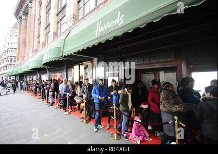 Die Besetzung des West End Musical Elf Teil bei der Eröffnung des Harrods Winter Sale. Harrods. London.Uk 26/12/15 <P><B>Ref: SPL 1198185 291215</b><BR />Bild von: Steve Finn/Splashnews<br /></P> <P><B> Splash News und Bilder</b><BR />Los Angeles: 310-821-2666<BR /> New York: 212-619-2666<BR />London: 870-934-2666<BR /> Photodesk@splashnews.com<br /></P> Wo: London, Großbritannien Wann: 26 Dec 2015 Credit: Steve Finn/WANN Stockfoto