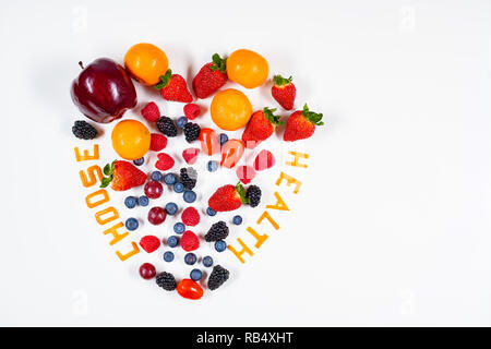 Herzförmige Frucht Anordnung mit Wählen Gesundheit Nachricht darin Aus tangerine Schalen in einem sauberen weißen Hintergrund mit kopieren. Stockfoto