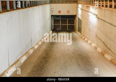 Der Eingang befindet sich in der Rampe zu einer Tiefgarage. Stockfoto