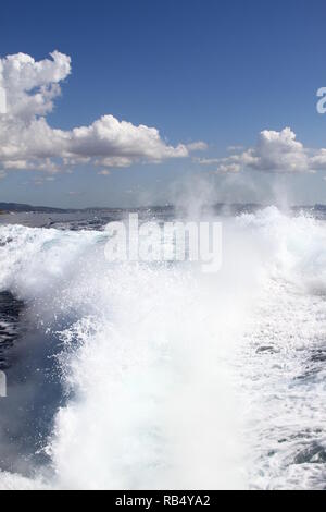 Bild auf den Balearen von einem Schnellboot aufgenommen, das turbulentes Wasser zeigt und eine aufregende Stimmung der Flucht und Freiheit schafft. Das Mittelmeer. Reisen und Abenteuer. Luxusreisen. Leerzeichen. Blau. Weiß. Steigender Meeresspiegel. KLIMAWANDEL. GLOBALE ERWÄRMUNG. GLOBALES SIEDEN. Russell Moore-Portfolio-Seite. Stockfoto