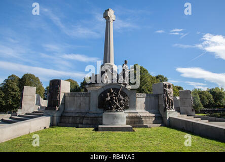 Denkmal für Mark Hebel Brüder Mitarbeiter im Ersten Weltkrieg verloren und nach dem Zweiten Weltkrieg an Port Sunlight Wirral September 2018 hinzugefügt Stockfoto