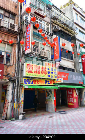 Taipei, Taiwan - Dez. 2,2018 - ein typisches doentown Straße in Taipei, die Besitzer der Shop läuft auf der Straße und lebt in den oberen Etagen Ihrer Stockfoto