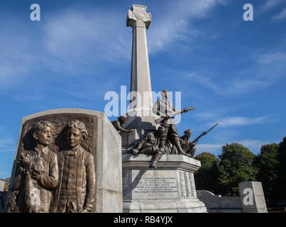 Denkmal für Mark Hebel Brüder Mitarbeiter im Ersten Weltkrieg verloren und nach dem Zweiten Weltkrieg an Port Sunlight Wirral September 2018 hinzugefügt Stockfoto