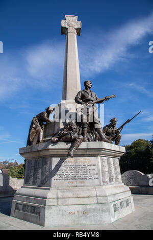 Denkmal für Mark Hebel Brüder Mitarbeiter im Ersten Weltkrieg verloren und nach dem Zweiten Weltkrieg an Port Sunlight Wirral September 2018 hinzugefügt Stockfoto