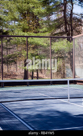 Plattform tennis Paddle Court in Wäldern in Vorort private club Stockfoto