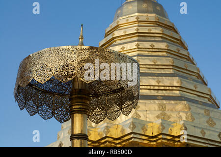 Nahaufnahme Bild der goldenen Stupa und Dach des Wat Phra Doi Suthep in Chiang Mai, Thailand Stockfoto