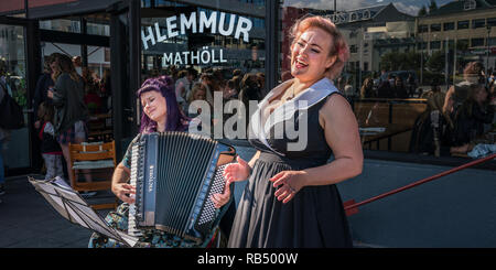 Spielen auf dem Akkordeon und Gesang, Sommerfest, kulturellen Tag, Reykjavik, Island Stockfoto