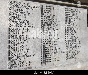 Aufgelisteten Namen auf dem Kriegerdenkmal Hebel Brüder Mitarbeiter im Ersten Weltkrieg verloren zu markieren und nach dem Zweiten Weltkrieg an Port Sunlight hinzugefügt Stockfoto