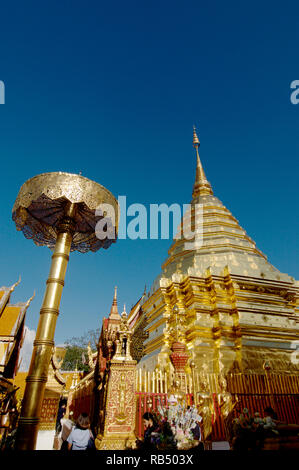 Niedrigen winkel Bild der goldenen Stupa und Dach des Wat Phra Doi Suthep in Chiang Mai, Thailand Stockfoto