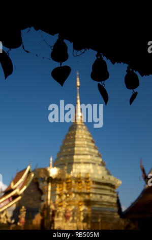 Nahaufnahme Bild von einigen windchimes hängend vor der Chedi des Wat Phra Doi Suthep Tempel in Chiang Mai, Thailand Stockfoto