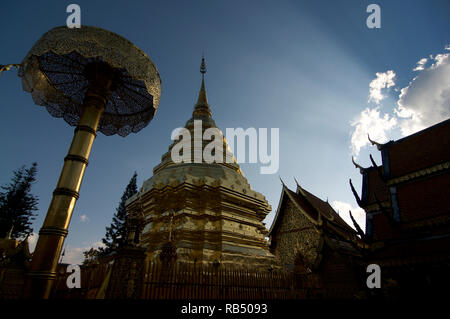 Bild des Wat Phra Doi Suthep Tempel mit einigen schönen Sonnenstrahlen im Hintergrund blauer Himmel, Chiang Mai, Thailand Stockfoto