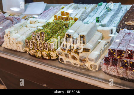 Östliche Spezialitäten Turkish Delight und Nougat mit Erdnüsse und Pistazien in den türkischen Basar Stockfoto