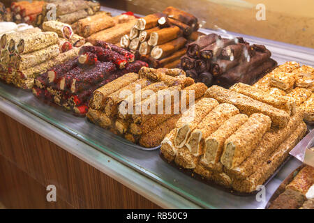 Östliche Spezialitäten Turkish Delight und Nougat mit Erdnüsse und Pistazien in den türkischen Basar Stockfoto