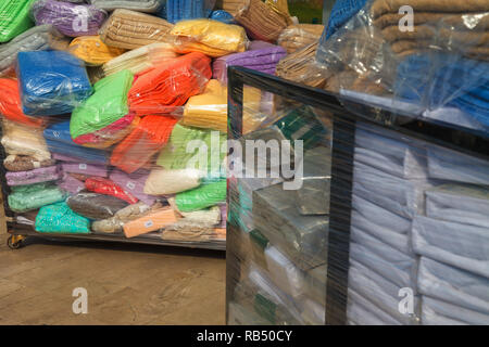 Lager mit gepackten Frotteetücher für Transport und Wiederverkauf gefaltet Stockfoto