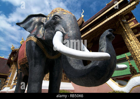 Nahaufnahme Bild der schwarzen Elefanten Statue im Wat Saen Muang Ma Luang in Chiang Mai, Thailand Stockfoto