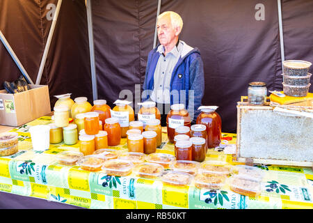 Samara, Russland - 15. September 2018: Süße frische Honig zum Verkauf bereit am traditionellen Bauernmarkt Stockfoto