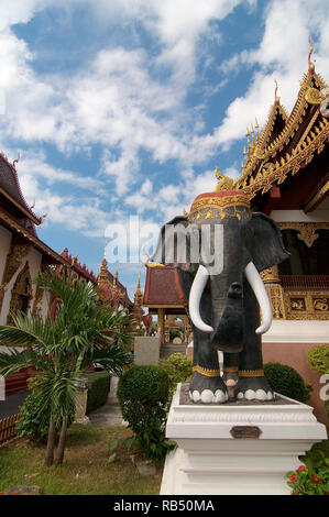 Vorderansicht des Wat Saen Muang Ma Luang und seine schwarzen Elefanten Statue in Chiang Mai, Thailand Stockfoto