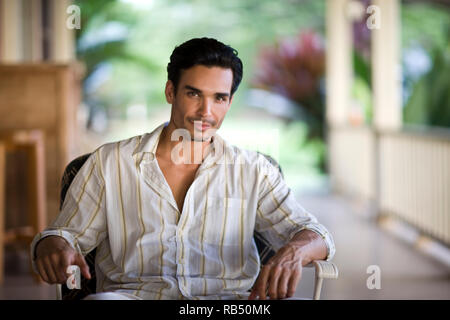 Porträt der Mann im Sessel sitzen auf dem Deck. Stockfoto