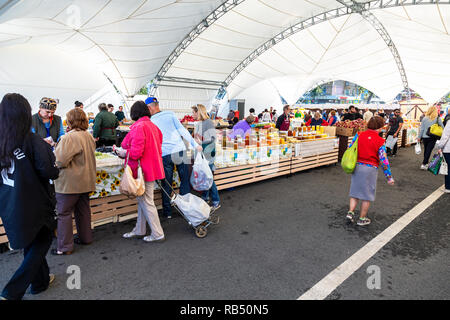 Samara, Russland - 22. September 2018: Süße frische Honig und andere Produkte verkaufen am traditionellen Bauernmarkt Stockfoto