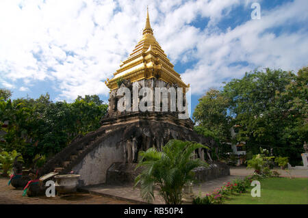 Blick auf die wunderschönen Chedi des Wat Chiang Man in Chiang Mai, Thailand Stockfoto